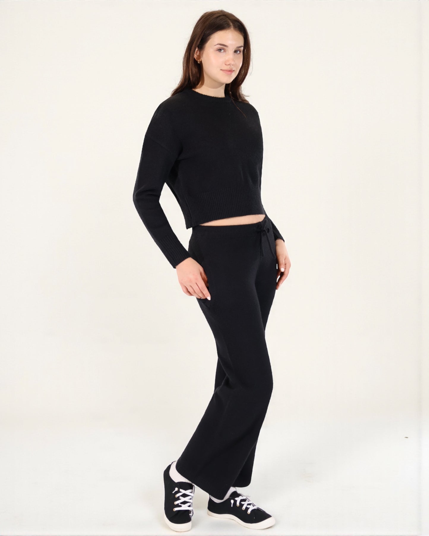 Women’s Knit Two-Piece Set Cropped Sweatshirt with Relax Fit Pants