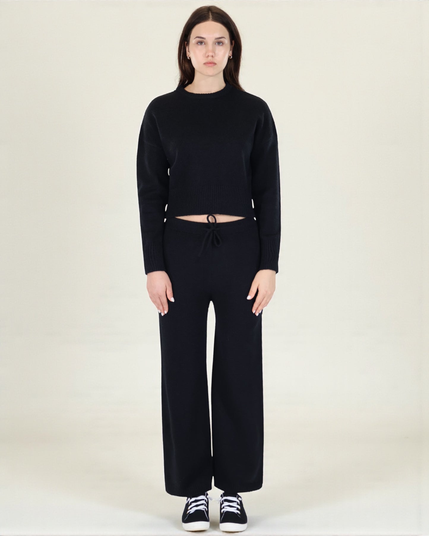 Women’s Knit Two-Piece Set Cropped Sweatshirt with Relax Fit Pants