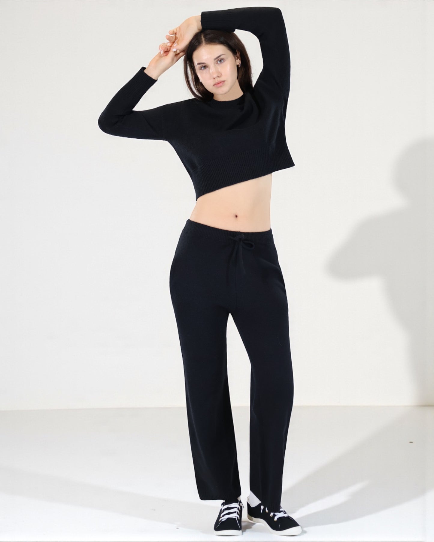 Women’s Knit Two-Piece Set Cropped Sweatshirt with Relax Fit Pants
