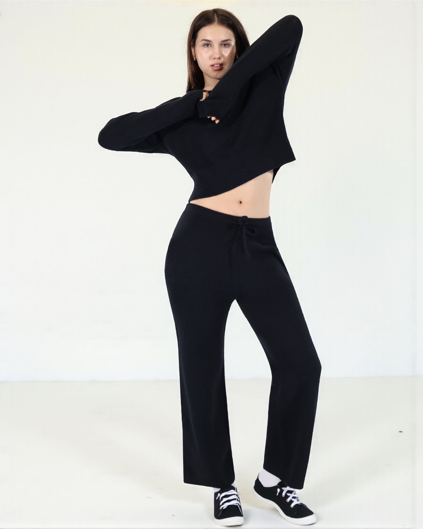 Women’s Knit Two-Piece Set Cropped Sweatshirt with Relax Fit Pants