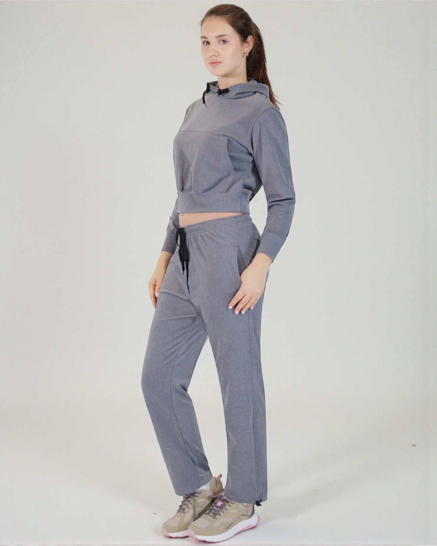 Women’s Soft-Stretch Tracksuit with Cropped Hoodie & Relax Sweatpants