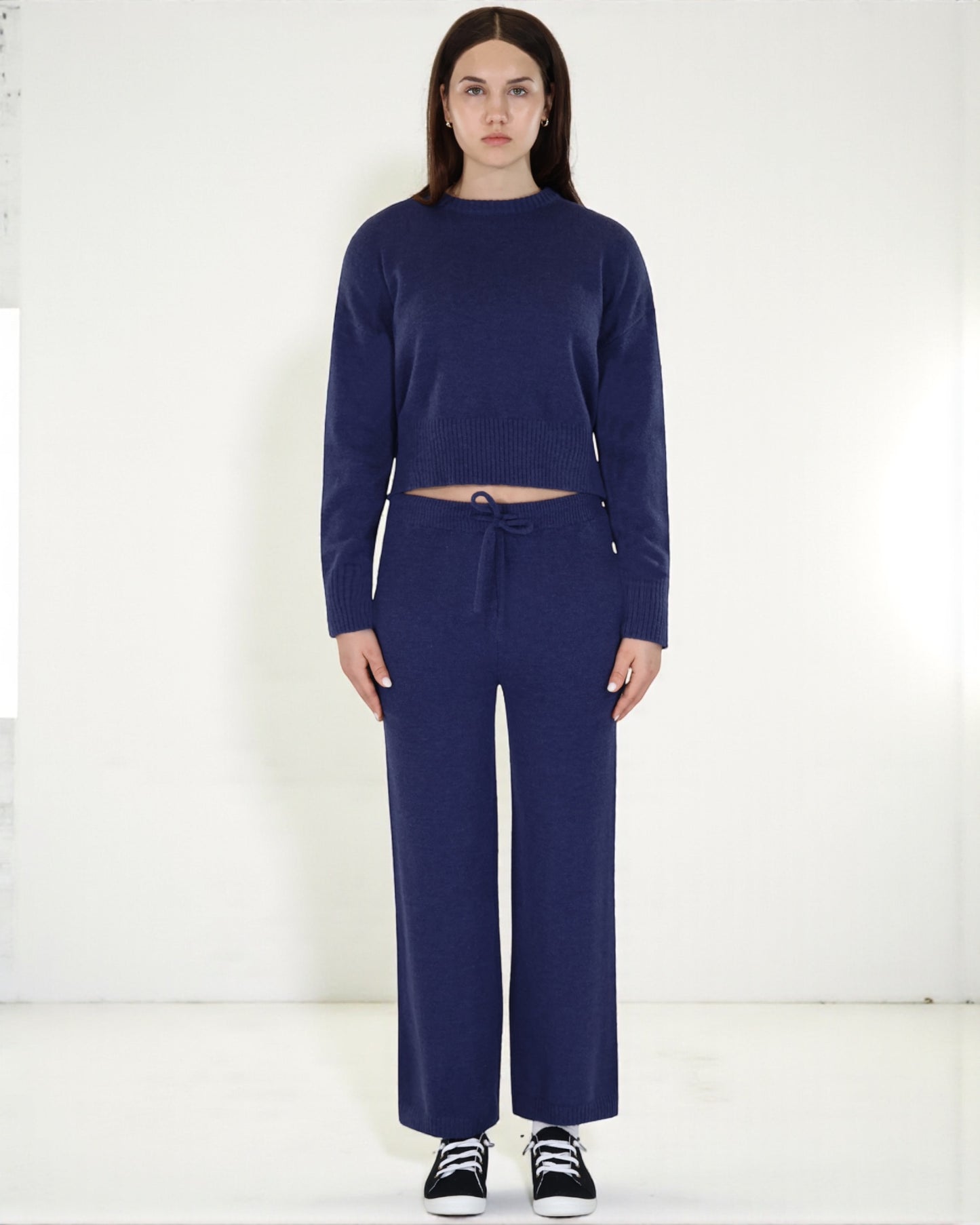 Women’s Knit Two-Piece Set Cropped Sweatshirt with Relax Fit Pants