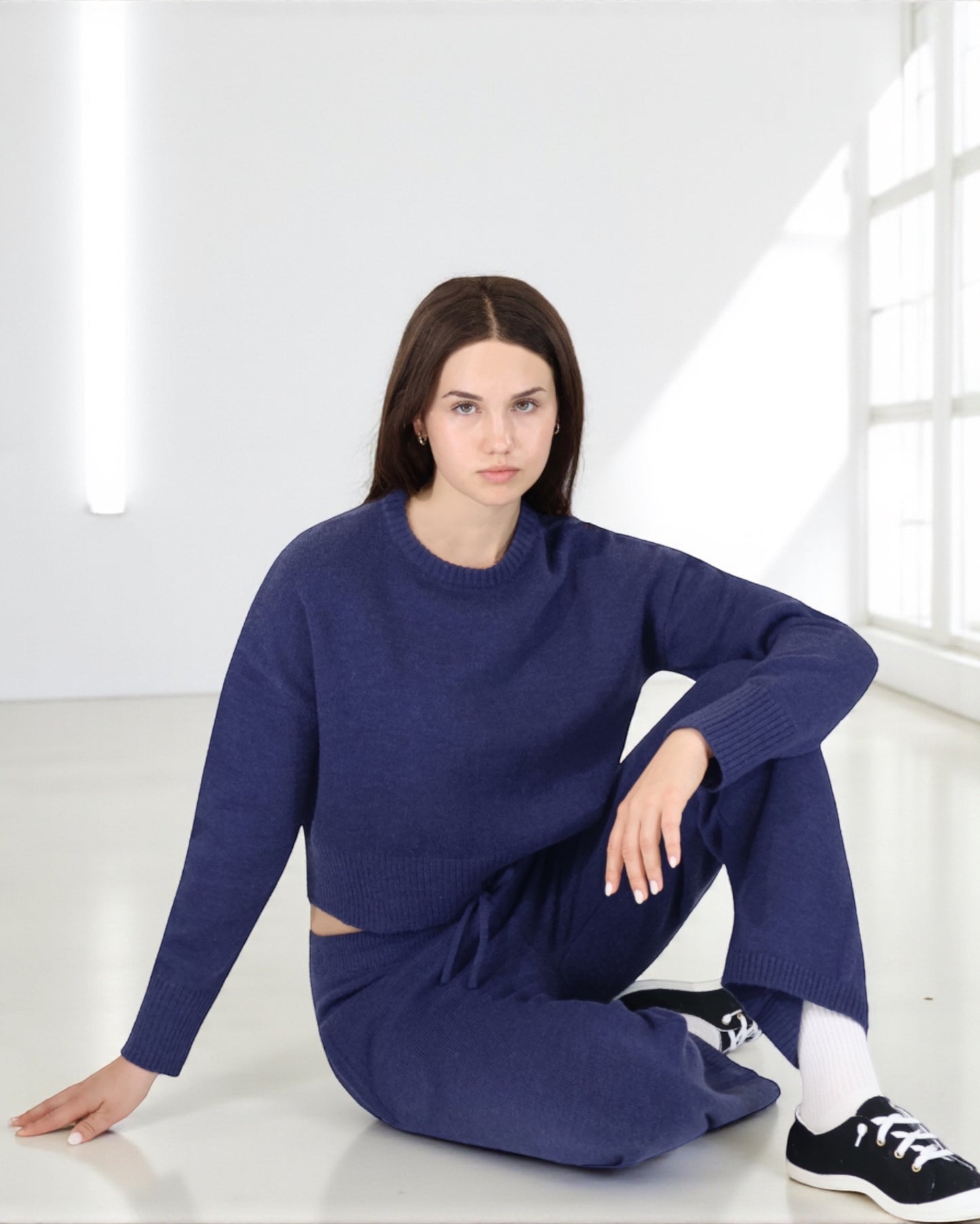 Women’s Knit Two-Piece Set Cropped Sweatshirt with Relax Fit Pants