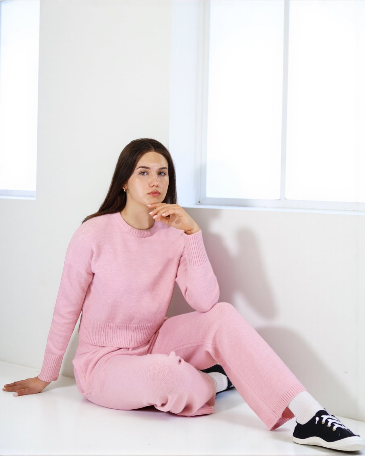 Women’s Knit Two-Piece Set Cropped Sweatshirt with Relax Fit Pants