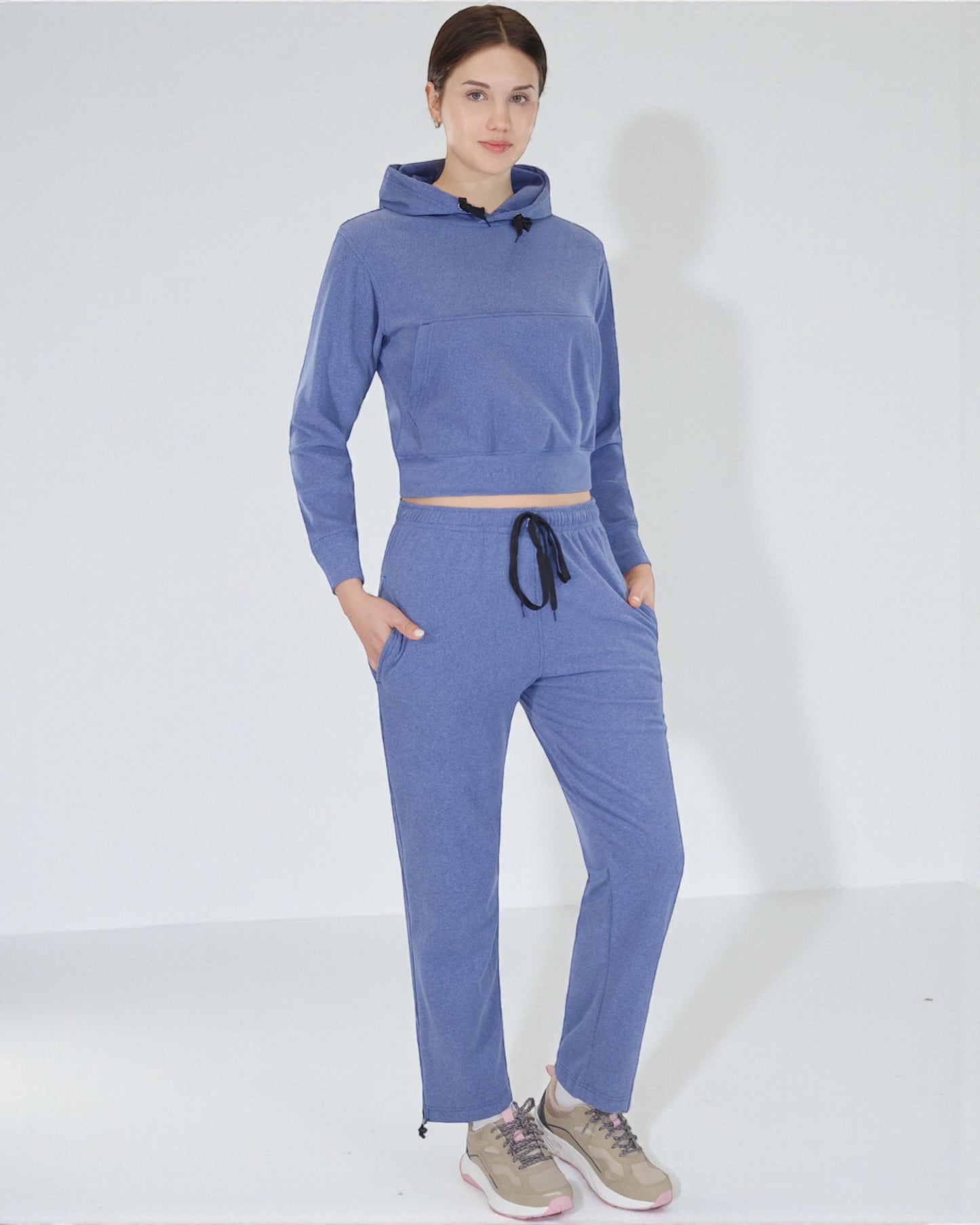 Women’s Soft-Stretch Tracksuit with Cropped Hoodie & Relax Sweatpants