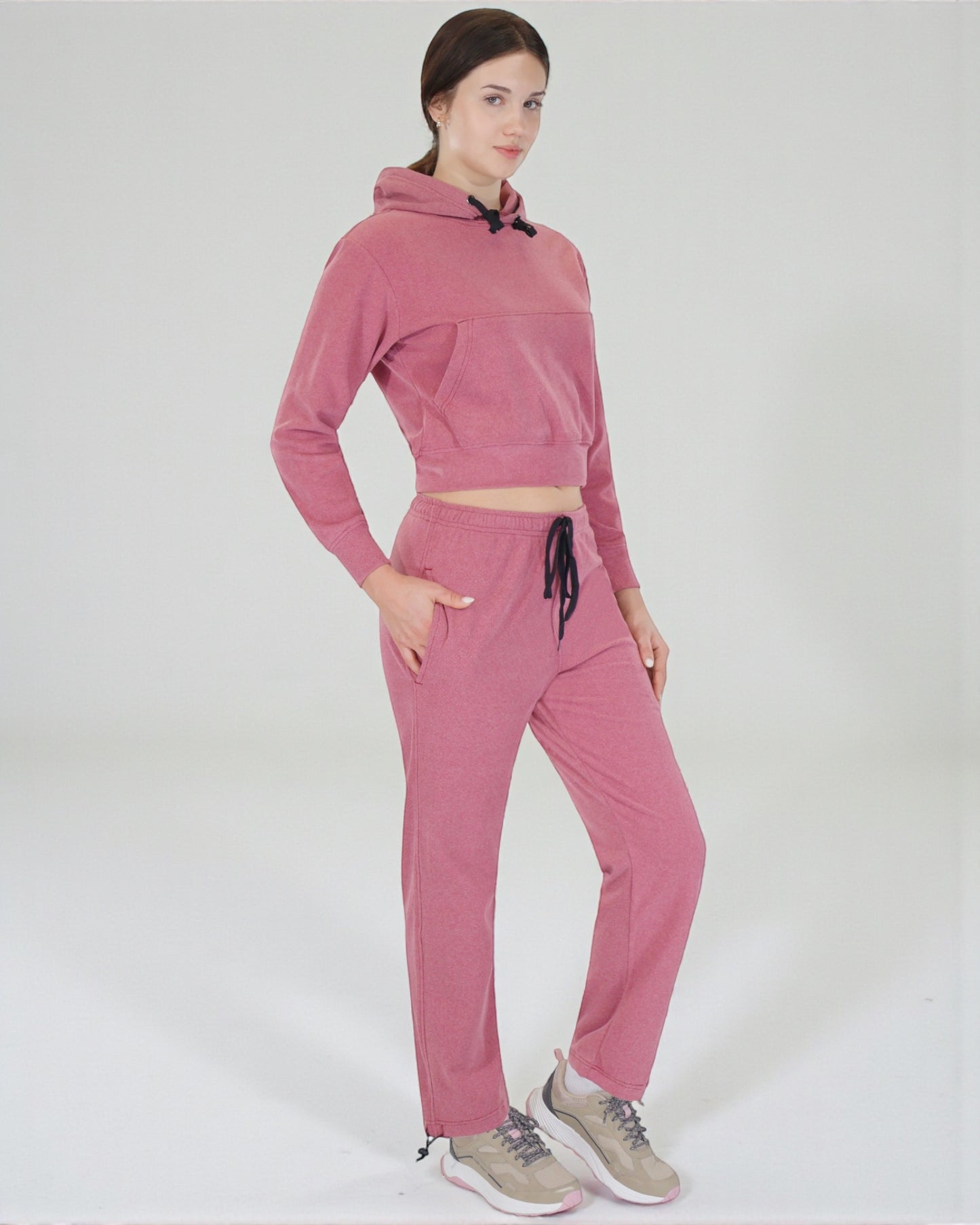 Women’s Soft-Stretch Tracksuit with Cropped Hoodie & Relax Sweatpants